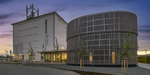 Außenansicht des Ellipsum bei Abenddämmerung – moderne Eventlocation in Hirschaid