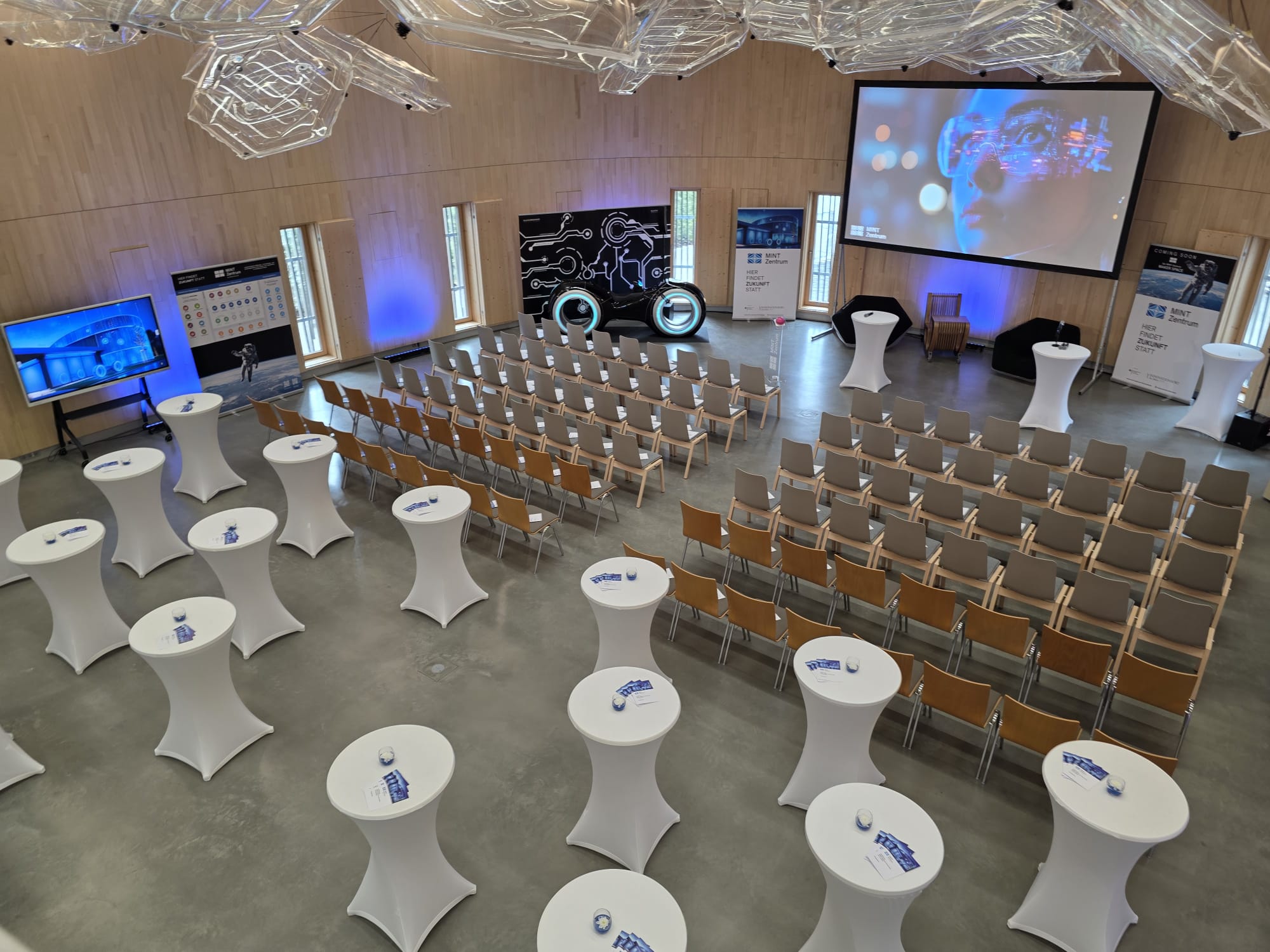 Reihenbestuhlung mit Stehtischen in der Arena des Ellipsum.