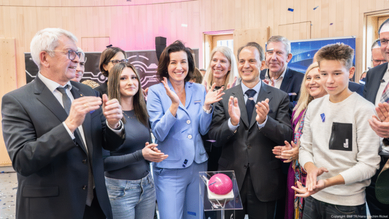 Bundesforschungsministerin Dorothee Bär eröffnet feierlich mit Frank Seuling das MINT Zentrum Hirschaid.