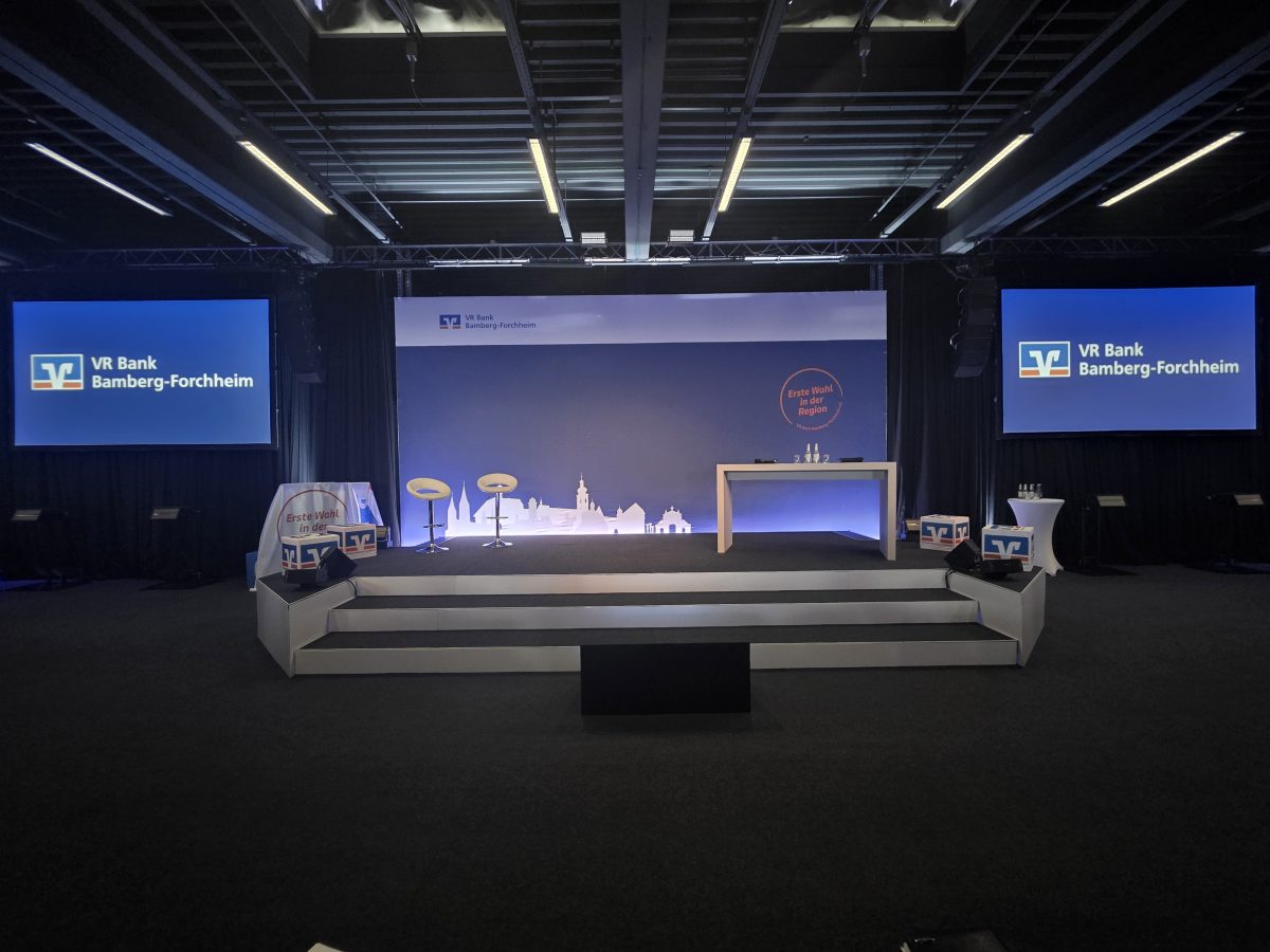 Großzügige Eventbühne mit strategischer Präsentationsleinwand und moderner Veranstaltungstechnik beim Jahresauftakt der VR Bank Bamberg-Forchheim im Energiepark Hirschaid.
