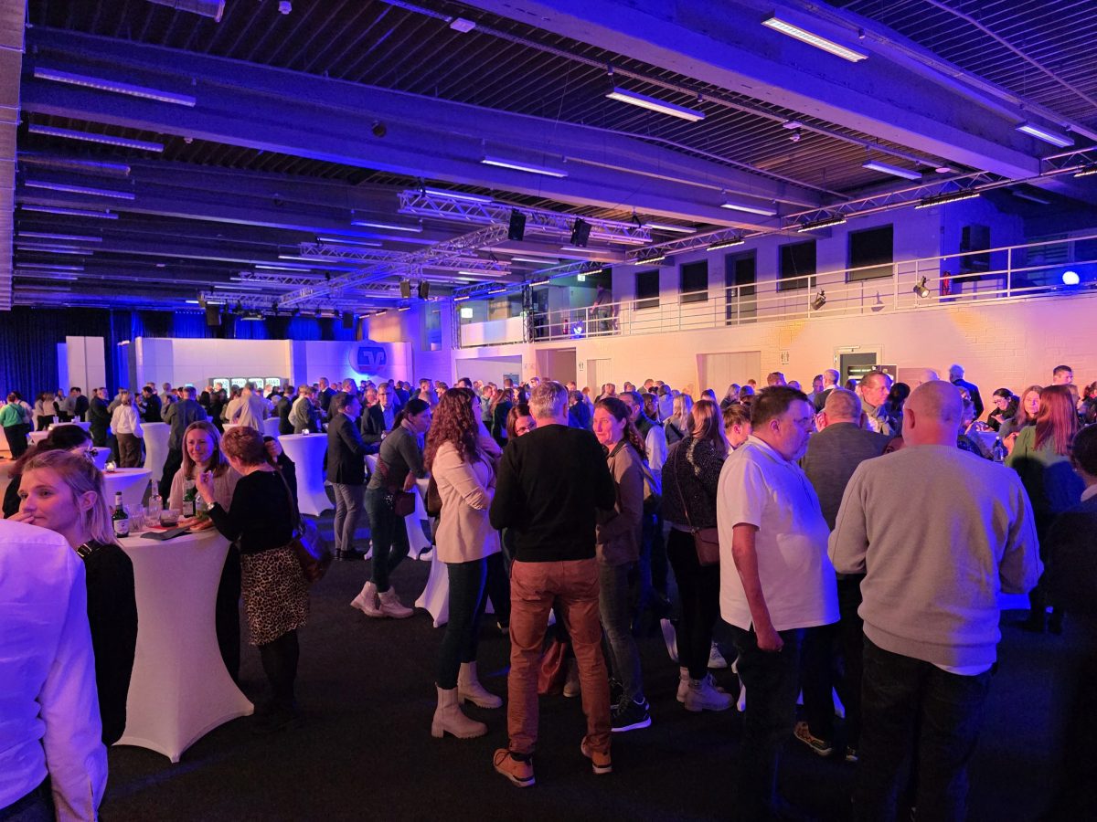 Mitarbeitende der VR Bank Bamberg-Forchheim beim Networking an der mobilen Bar in der element-e Halle im Energiepark Hirschaid während der Jahresauftaktveranstaltung 2026.