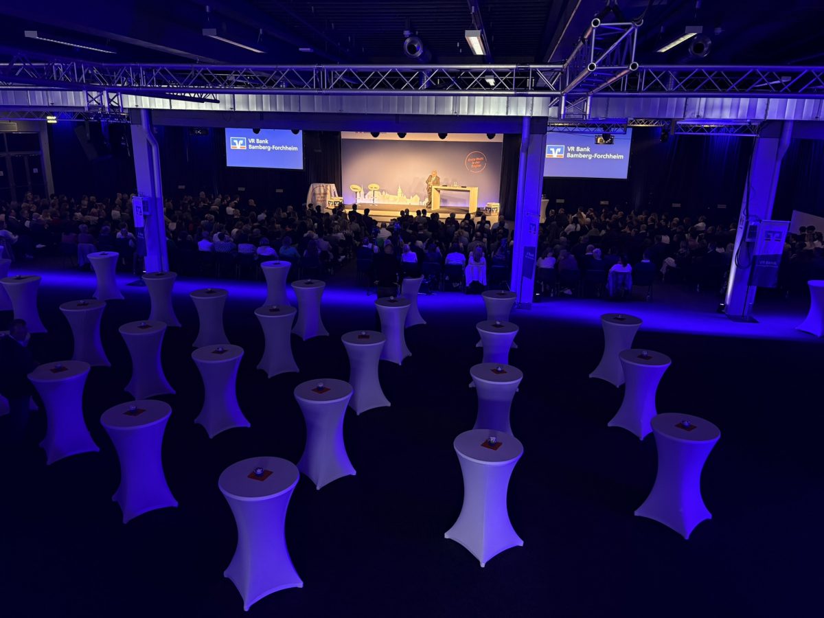 Redner präsentiert die neue Unternehmensstrategie vor 400 Mitarbeitenden im Plenum in der element-e Halle im Energiepark Hirschaid beim VR Bank Jahresauftakt 2026.