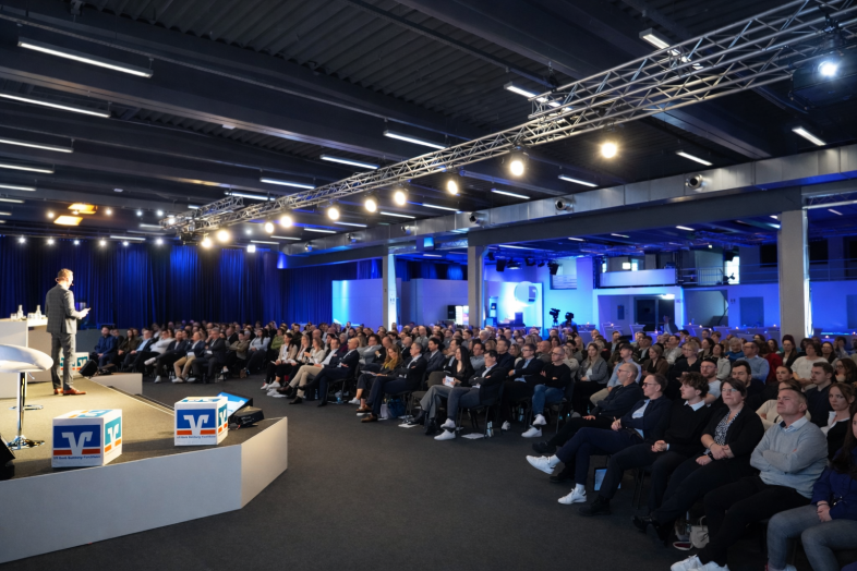 Jahresauftakt der VR Bank in der element-e Halle im Energiepark mit großer Bühne und Reihenbestuhlung im Plenum.