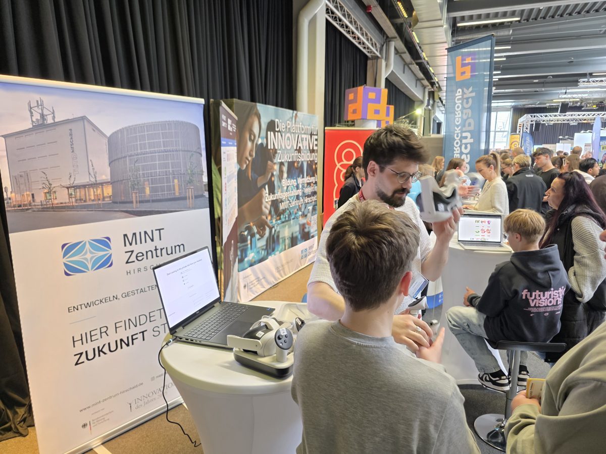 Stand des MINT-Zentrums Hirschaid: Ein Kind probiert eine VR-Brille aus und entdeckt virtuelle Inhalte.