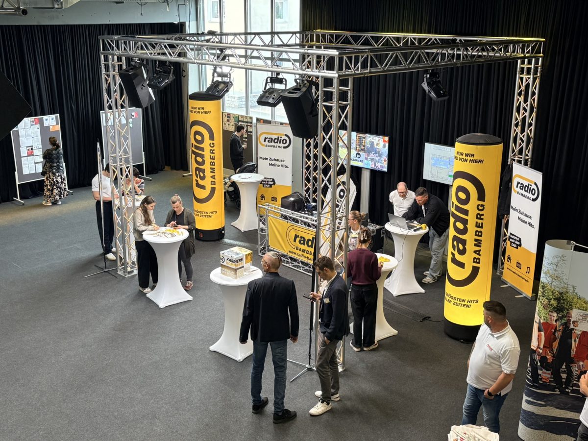 Radio Bamberg Live-Studio in der element-e Halle mit laufender Sendung während der Messe.