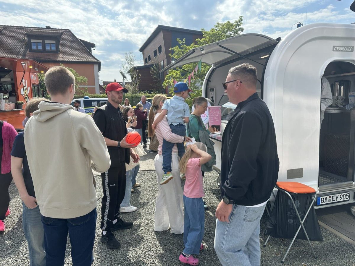 Foodcourt im Innenhof mit Besucherandrang und Warteschlange am Eis-Eck beim Karrierekompass.