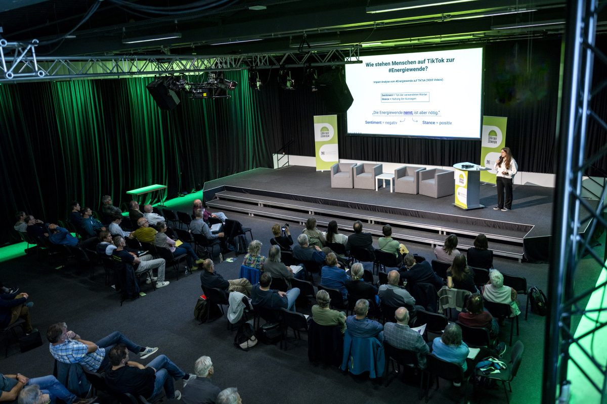 Teilnehmerinnen und Teilnehmer verfolgen Vorträge und Podiumsdiskussionen im Plenum des Bürgerenergie-Konvents im Energiepark.