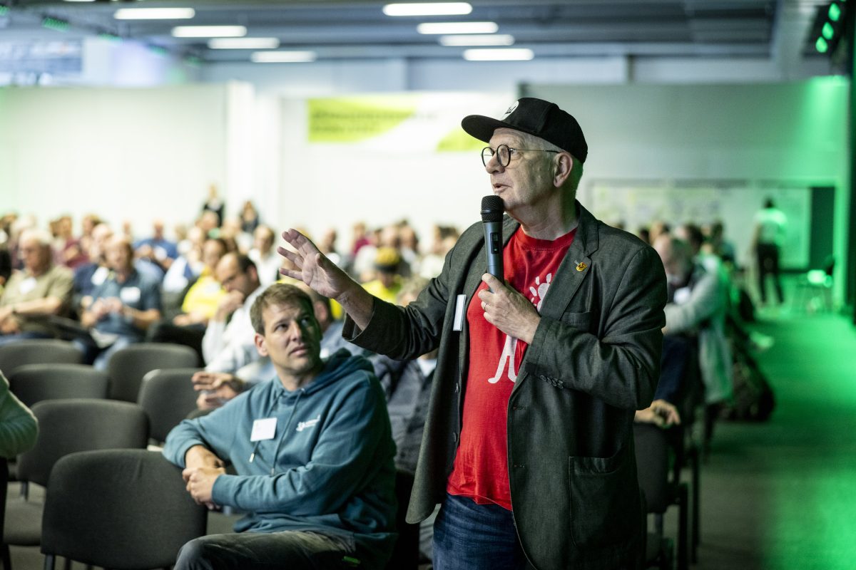 Gäste des Bürgerenergie-Konvents verfolgen aufmerksam Vorträge und Diskussionen im Plenumsbereich des Energiepark.