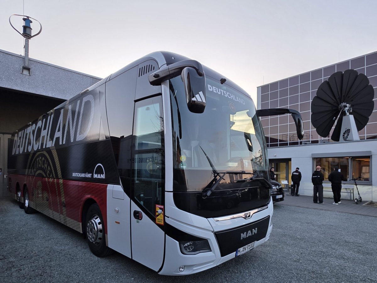 Mannschaftsbus der deutschen Fußballnationalmannschaft im Innenhof des Energiepark in Hirschaid