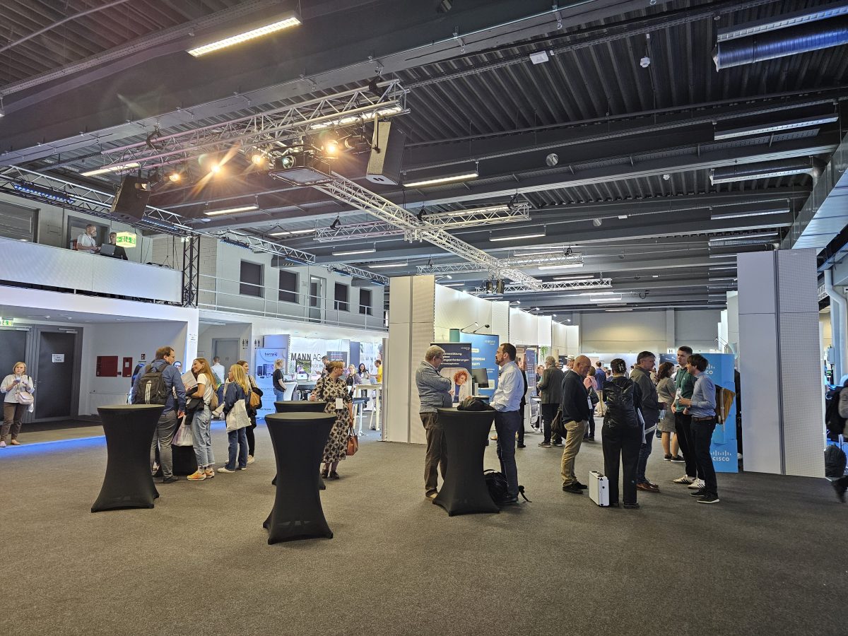 Großzügige Messehalle mit Ausstellungsständen und Networking-Bereichen während der LIfBi-Fachmesse im Energiepark in Hirschaid.