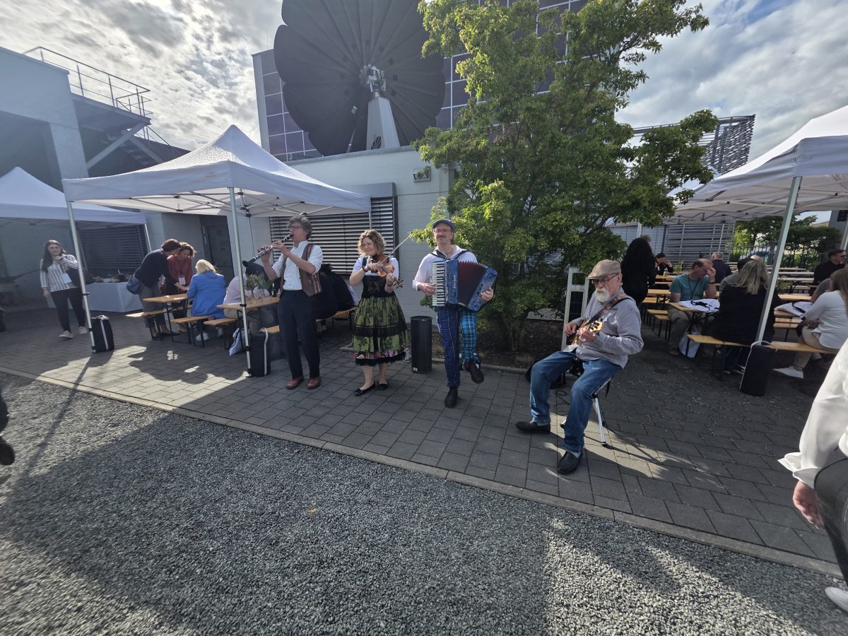 Sommerfest im Biergarten des Energiepark in Hirschaid mit Grillbuffet und Networking am ersten Messeabend.