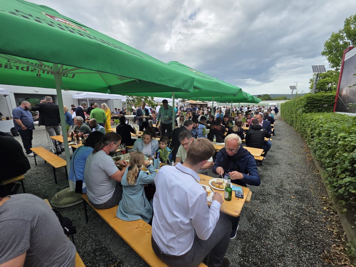Networking im Innenhof des Energiepark während des Sommerabends der LIfBi-Fachmesse.