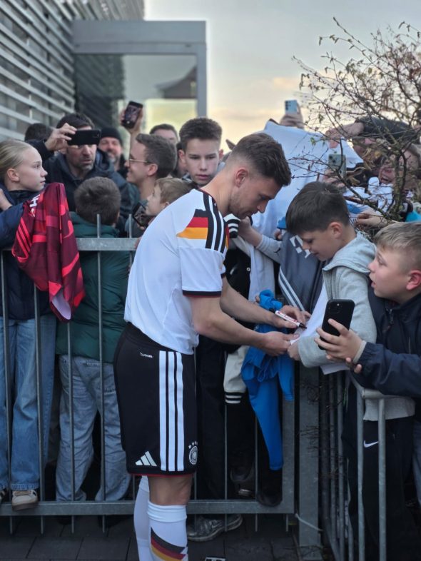 Nationalspieler Joshua Kimmich bei einer kurzen Autogrammstunde im Energiepark.