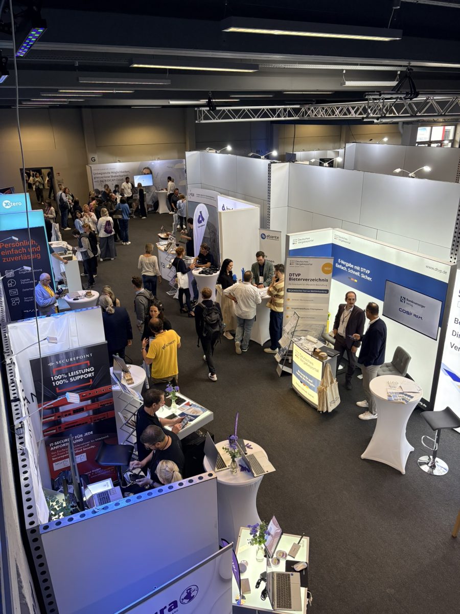 Besucherinnen und Besucher informieren sich an den Messeständen der LIfBi-Fachmesse im Energiepark in Hirschaid.