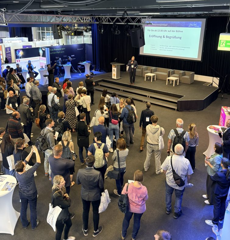 Podiumsdiskussion auf der Hauptbühne der LIfBi-Fachmesse vor zahlreichen Besucherinnen und Besuchern im Energiepark in Hirschaid.